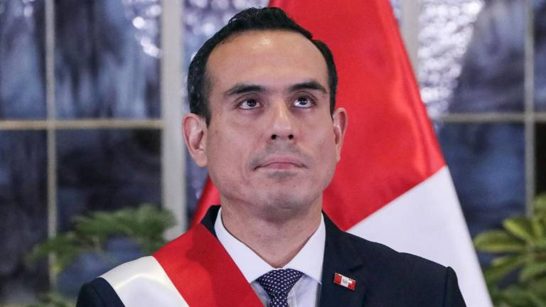 El presidente interino de Perú, José Jeri, observa durante la ceremonia de inauguración de su gabinete en el Palacio Presidencial en Lima el 13 de octubre de 2025.