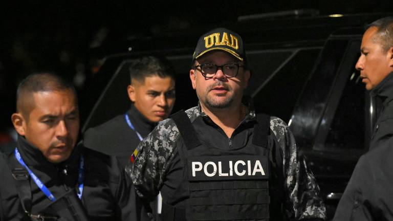 El ministro del Interior de Ecuador, John Reimberg, encabeza un operativo policial durante el toque de queda para combatir el crimen organizado, en Quito, en la madrugada del 14 de mayo de 2026.