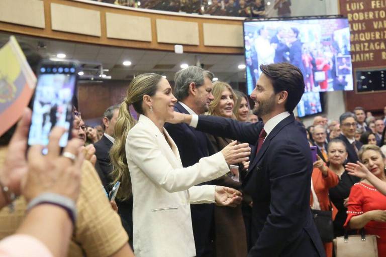 $!El presidente de la Asamblea, Niels Olsen, presentó su informe al cumplir su primer año de gestión. En primera fila estaba su esposa, Romina Miraglia.