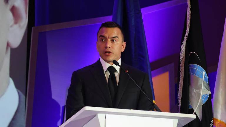 El presidente de Ecuador, Daniel Noboa, habla durante la 22.ª gala anual y entrega de los Premios al Liderazgo 'Mosaico de Voces' este miércoles, en Washington.