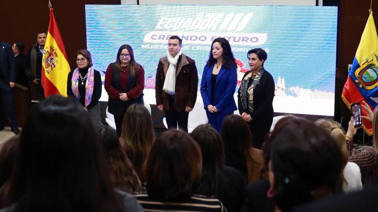 Fotografía del encuentro en el que el mandatario ecuatoriano entregó becas a migrantes ecuatorianos.