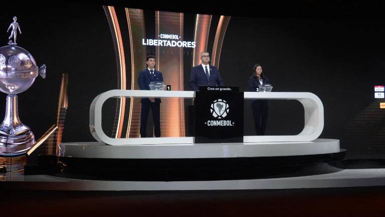 El Director de Competiciones y Operaciones de la Conmebol, Frederico Nantes (C), dirige el sorteo de los octavos de final de la Copa Libertadores en la sede de la Conmebol en Luque, Paraguay, el 2 de junio de 2025.