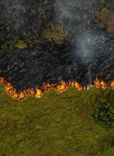 El humo de los incendios ilegales iniciados por agricultores se eleva en Manaquiri, estado de Amazonas, el 6 de septiembre de 2023.