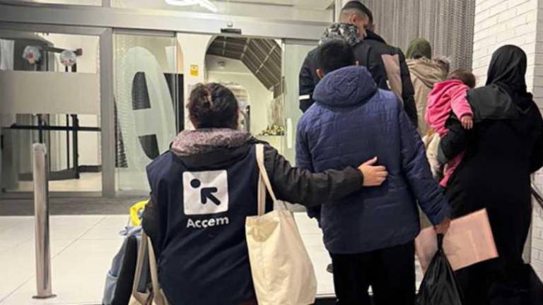 Varias familias palestinas han sido recibidas en España por ONG para que sus hijos continúen los tratamientos contra el cáncer.