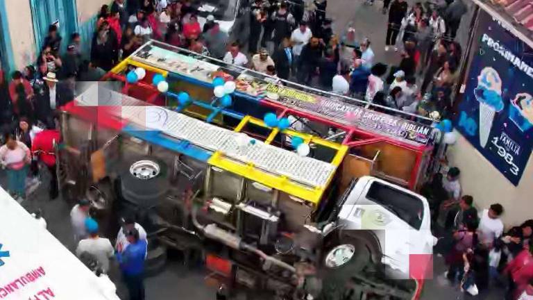 VIDEO | Chiva perdió estabilidad y jóvenes cayeron al piso durante desfile en Azogues