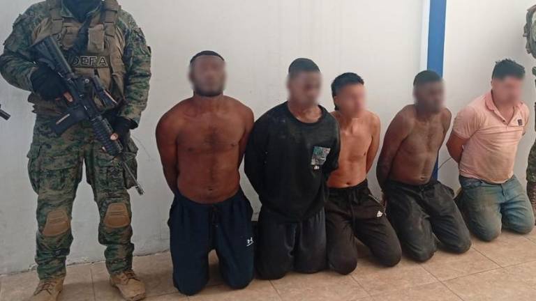 Ejército de Ecuador captura a cinco presuntos miembros de grupo disidente de las FARC