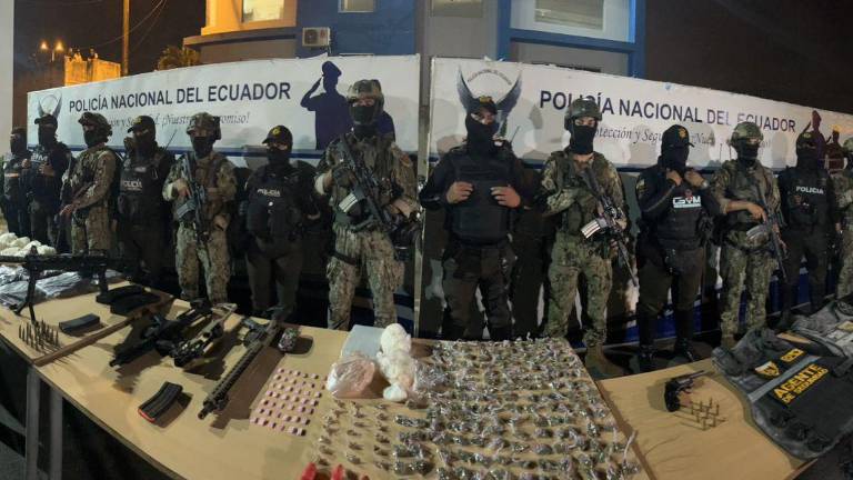Fusiles, drogas, explosivos, entre otros indicios incautados por la Policia.
