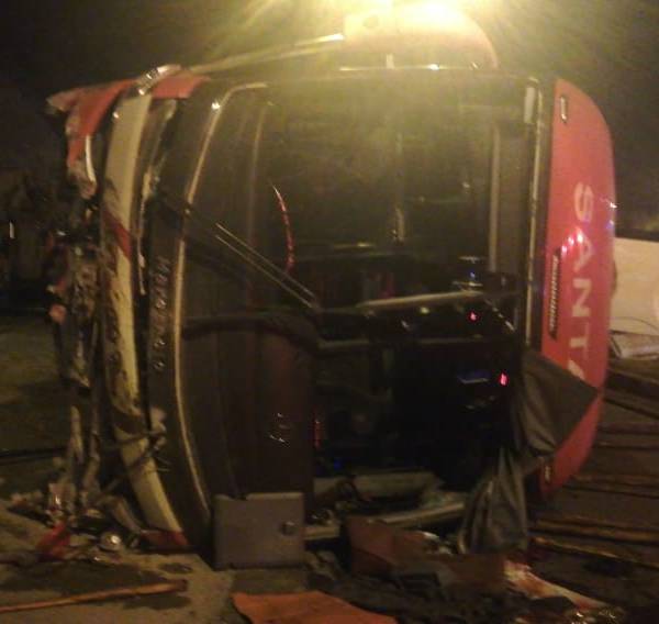 Un muerto y 12 heridos en volcamiento de autobús en Ambato