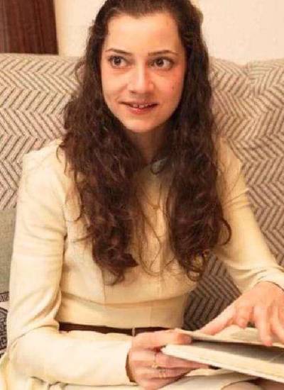 Captura de video de entrevista en la que Noeli y su madre, Yoli, ven un álbum familiar.