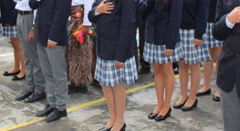 Suspenden cambio de uniformes de colegios municipales en Quito