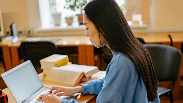 ¿Cómo pueden obtener los ecuatorianos una de las 40 becas de la Universidad Europea para maestrías online?