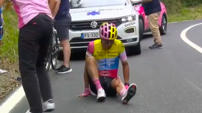 VIDEO: Pese a sufrir una aparatosa caída, Richard Carapaz logró completar la primera etapa del Tour de Francia