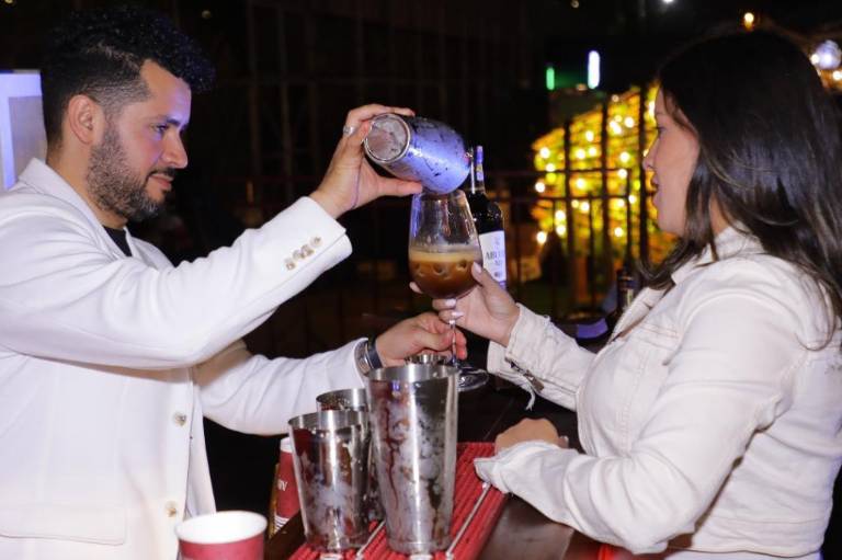 $!Un bartender sirve un cóctel en el evento Wine and Beer Experiencie que impulsa la industria de vinos, cervezas y otros destilados.
