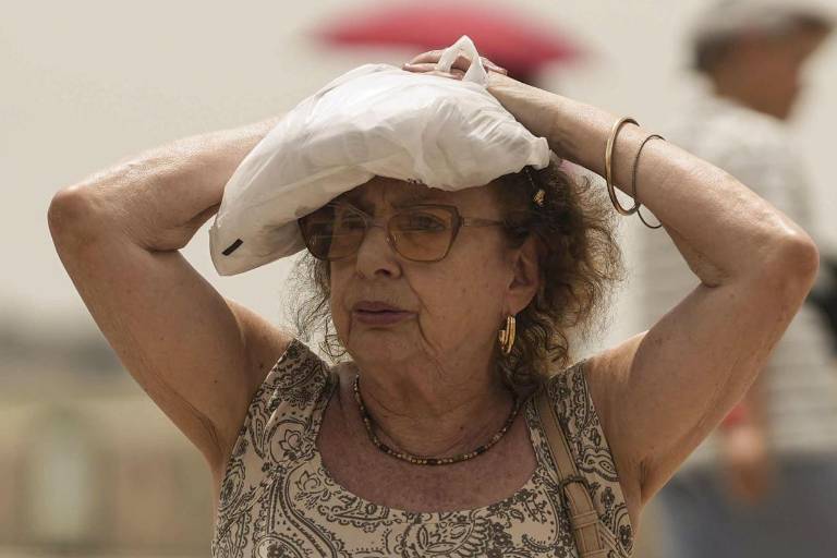 $!23/06/2026. Un turista se protege del sol mientras cruza el Puente Romano de Córdoba, este martes.