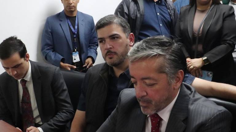 Fotografía que muestra al alcalde de Guayaquil, Aquiles Alvarez, junto a su abogado, Ramiro García.