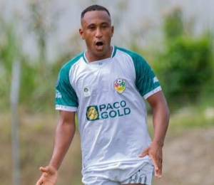 Jhon Perlaza disputando un partido con el Club Deportivo Ciudad de Yantzaza.