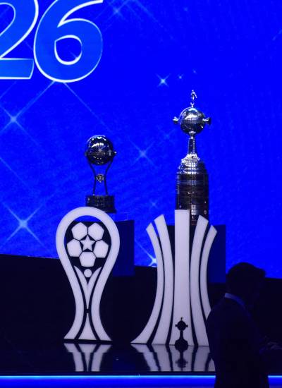 Esta imagen muestra el trofeo de la Copa Libertadores y el trofeo de la Copa Sudamericana antes del sorteo de la fase de grupos de ambas competiciones en Luque, Paraguay, el 19 de marzo de 2026.