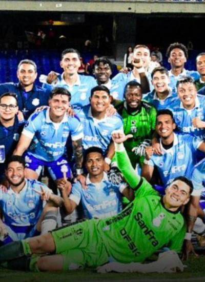 Plantel de Macará celebrando la clasificación a los octavos de final de la Copa Sudamericana 2026.