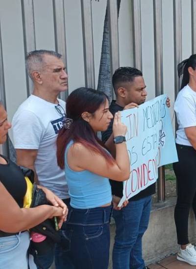 Padres de menores diagnosticados con Atrofia Muscular Espinal (AME), en un plantón.