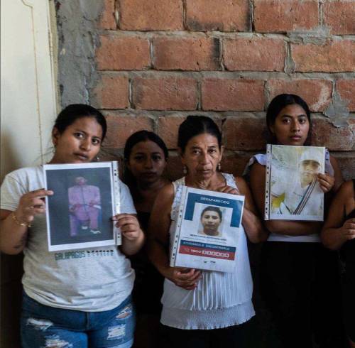Familiares de los pescadores manibitas desaparecidos.
