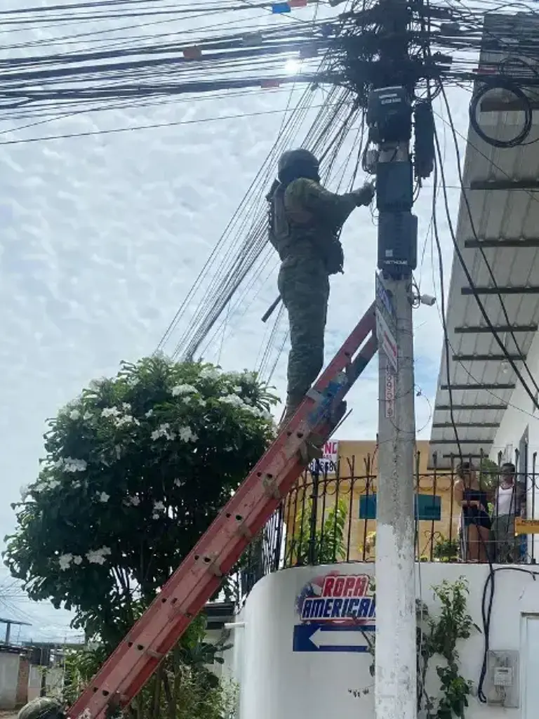 $!Foto publicada en la cuenta de X de Fuerzas Armadas. Militares retirando cámaras ilegales en Manta.