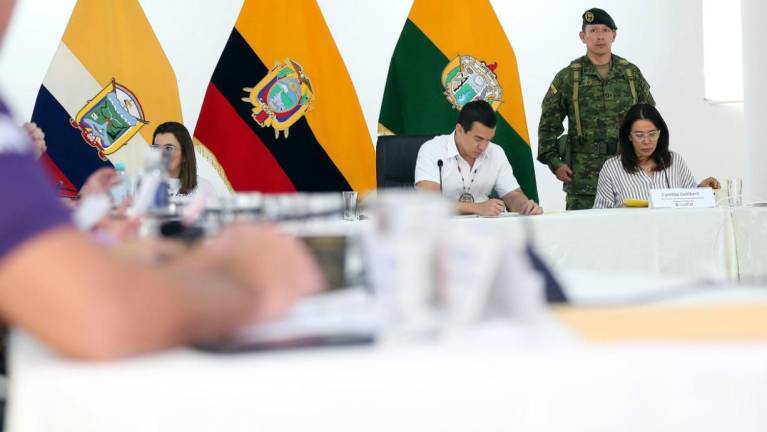 Fotografía que muestra al mandatario Daniel Noboa liderando la sesión de Gabinete Ministerial.