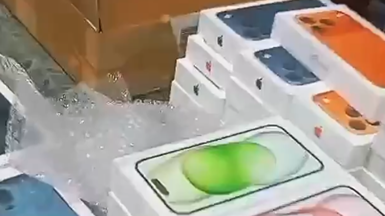 VIDEO | Aduana decomisa más de 1.200 iPhones en el aeropuerto de Quito, valorados en USD 1 millón