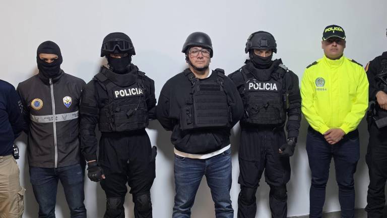 Fotografía que muestra a policías ecuatorianos y colombianos junto al jefe criminal.