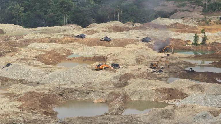 Armada destruye nueve campamentos de minería ilegal en Esmeraldas
