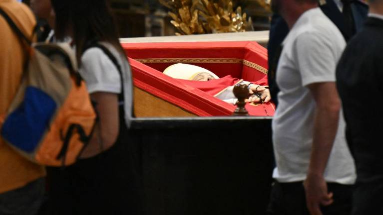 Así fue el primer día del velorio del Papa Francisco: miles de personas se despidieron hasta la media noche