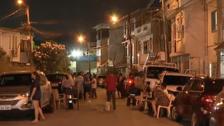 Guayaquil: vecinos bloquearon la salida de un carro de CNEL hasta que se restablezca la electricidad