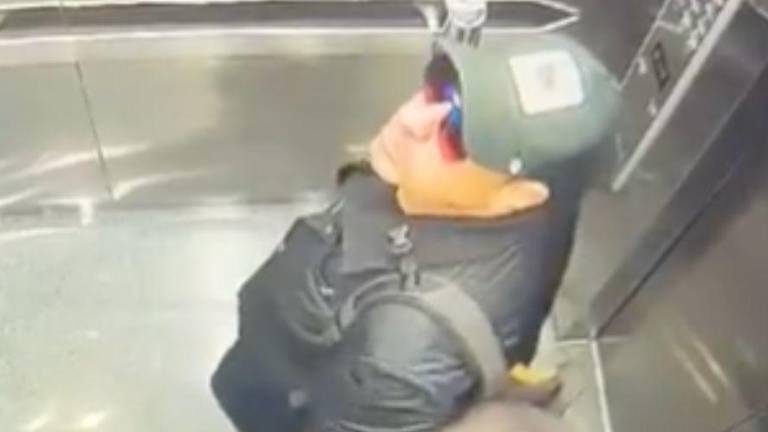Con gafas y gorra: filtran video del sospechoso de la masacre a músico de Camilo Séptimo