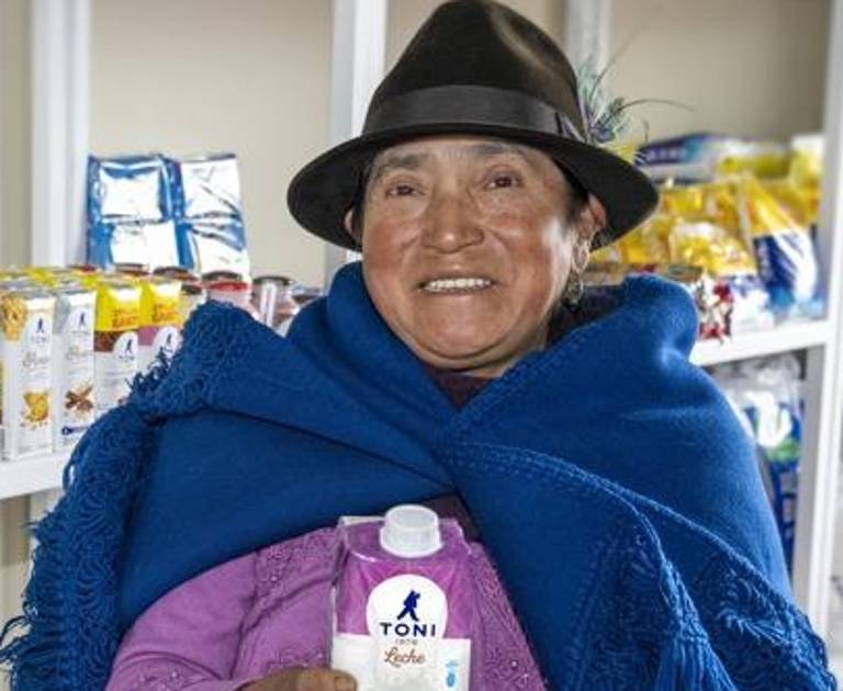 $!Una señora disfrutando de Leche Toni.