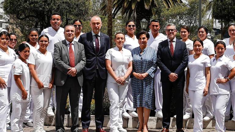 El embajador de Italia en Ecuador, Giovanni Rivoli (c-i), posa junto a la canciller de Ecuador, Gabriela Sommerfeld (c-d), este lunes, en Quito (Ecuador).
