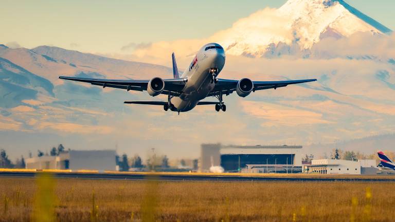 Aviones que lleguen al Ecuador solo podrán abastecerse del 50% de combustible: alertan 'escasez'
