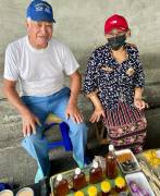 “Solo queremos ser felices”: dos abuelos que se ganan la vida bajo un puente en Guayaquil