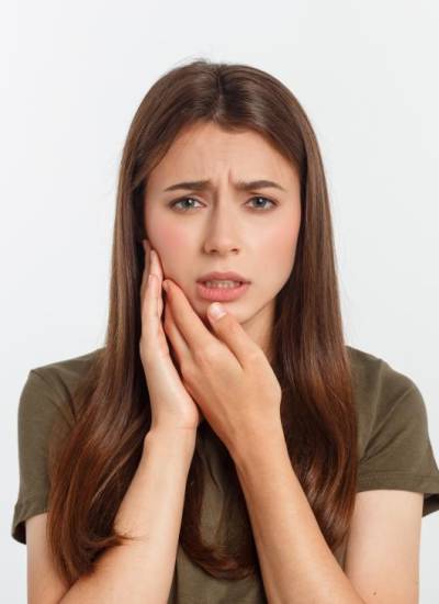 La sensibilidad dental es producida al deteriorarse la primera capa del diente, que es el esmalte, y suele ser un problema muy común entre los ecuatorianos.