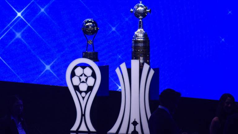Esta imagen muestra el trofeo de la Copa Libertadores y el trofeo de la Copa Sudamericana antes del sorteo de la fase de grupos de ambas competiciones en Luque, Paraguay, el 19 de marzo de 2026.