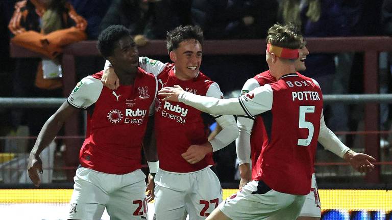 ¡Histórico! Fleetwood Town elimina al Arsenal de la Carabao Cup por penales