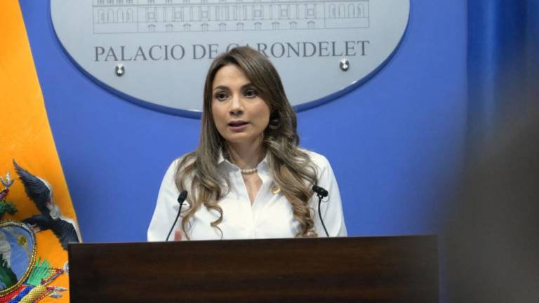 La portavoz del Gobierno, Carolina Jaramillo, habla durante una conferencia de prensa en el Palacio de Carondelet, en Quito.