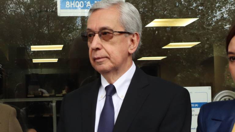Enrique Herrería niega información de redes sociales sobre auto blindado.