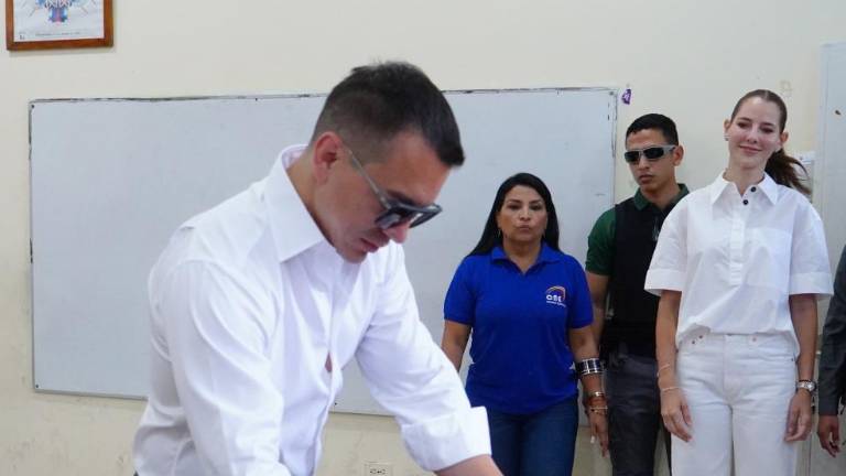 El presidente-candidato Daniel Noboa fue a sufragar en compañía de su familia.
