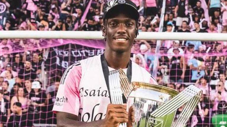 Allen Obando junto al trofeo de la MLS.
