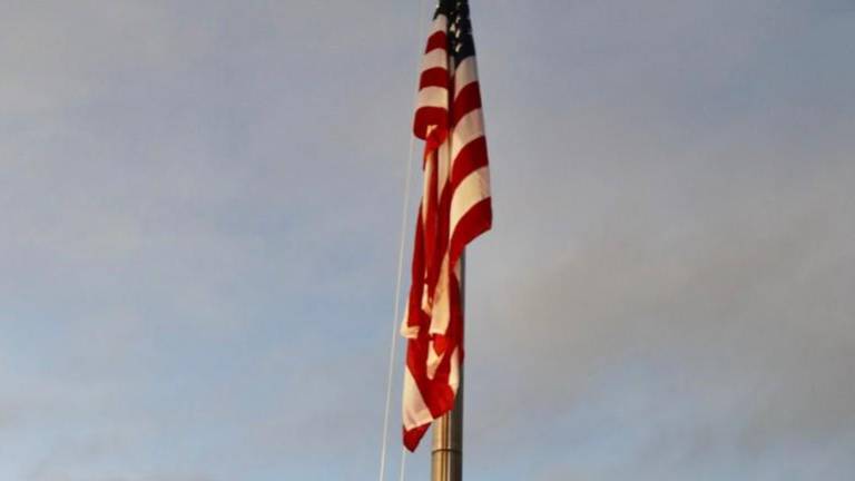 Fotografía que muestra a marines izando la bandera estadounidense en Caracas.