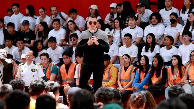 Fotografía en la que el presidente de Ecuador, Daniel Noboa, se dirige en Santo Domingo de los Tsáchilas a cientos de beneficiarios de 'Jóvenes en Acción'.