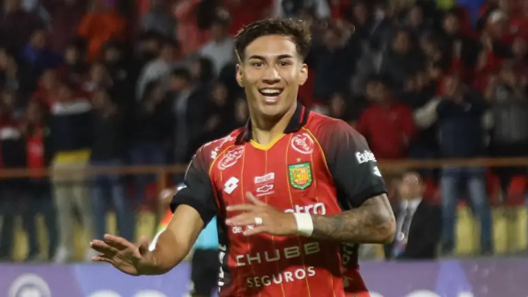 David González, jugador del Deportivo Cuenca, celebrando el gol anotado a Recoleta FC.