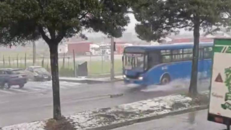 Caída de granizo y lluvias intensas azotan el sur de Quito