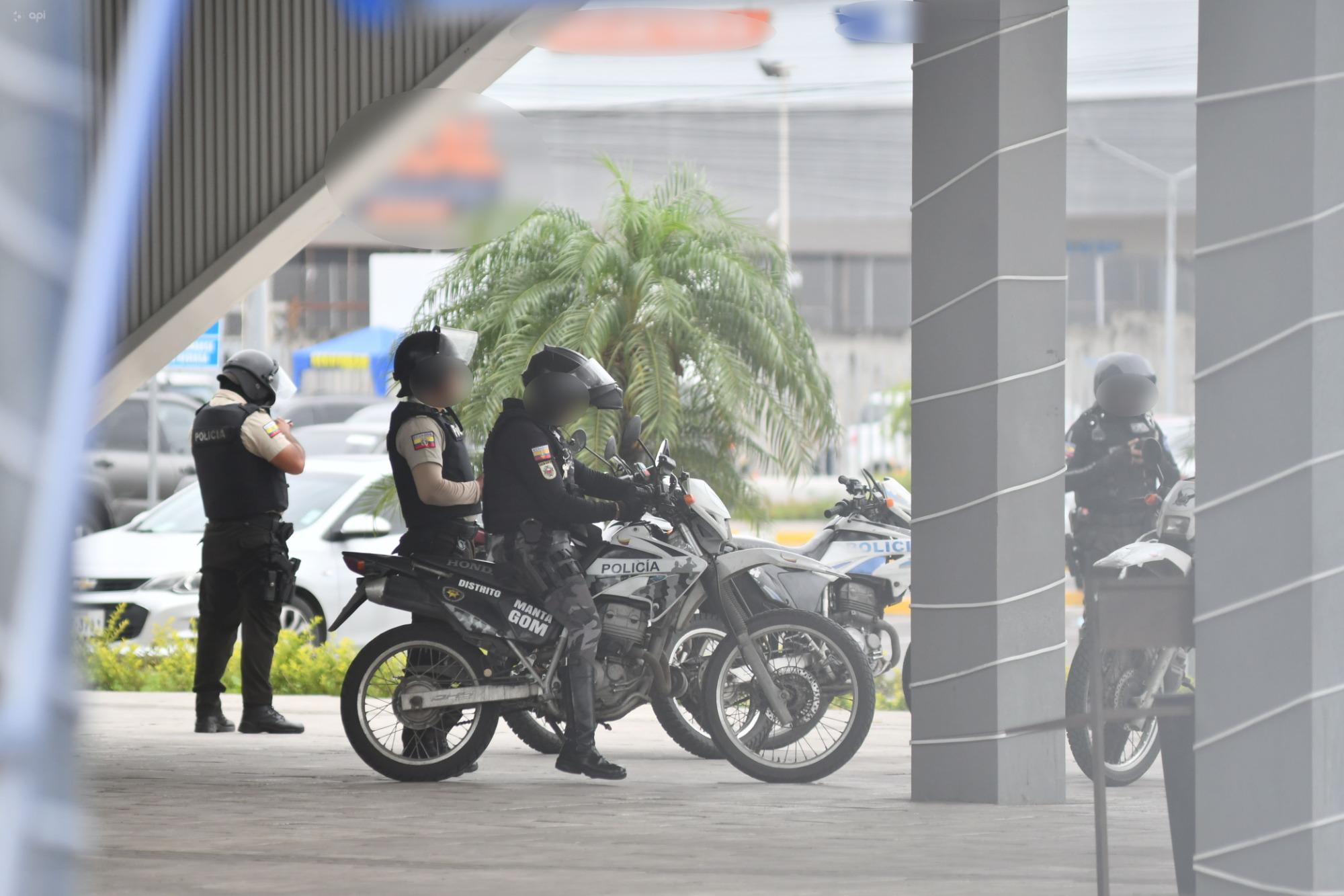 Prisión preventiva para diez policías acusados de exigir dinero a propietarios de una piladora en Guayas