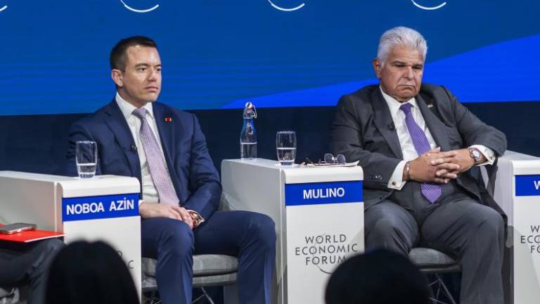 Daniel Noboa Azín (2-I), presidente de Ecuador, asiste a una sesión de panel en la 56ª reunión anual del Foro Económico Mundial (FEM) en Davos, Suiza.