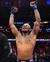 Michael Morales celebrando su triunfo sobre el estadounidense de 32 años, Sean Brady, en la UFC 322.